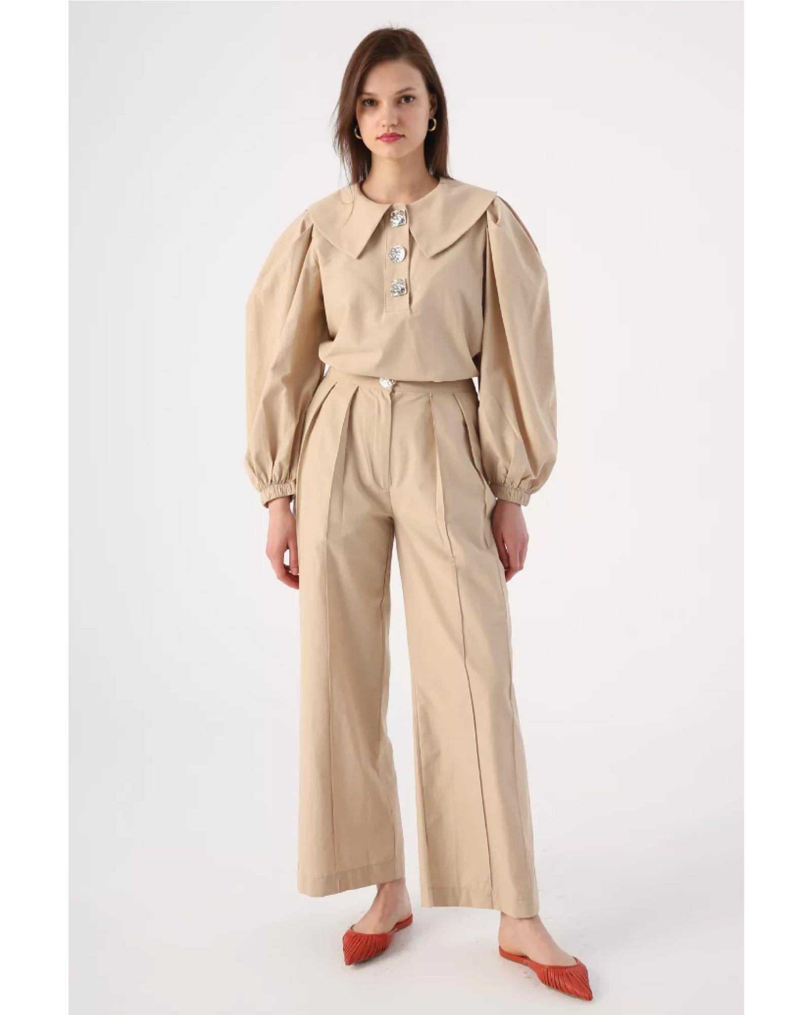 Hijab two-piece set consisting of a blouse with a large collar and gold-colored buttons and trousers