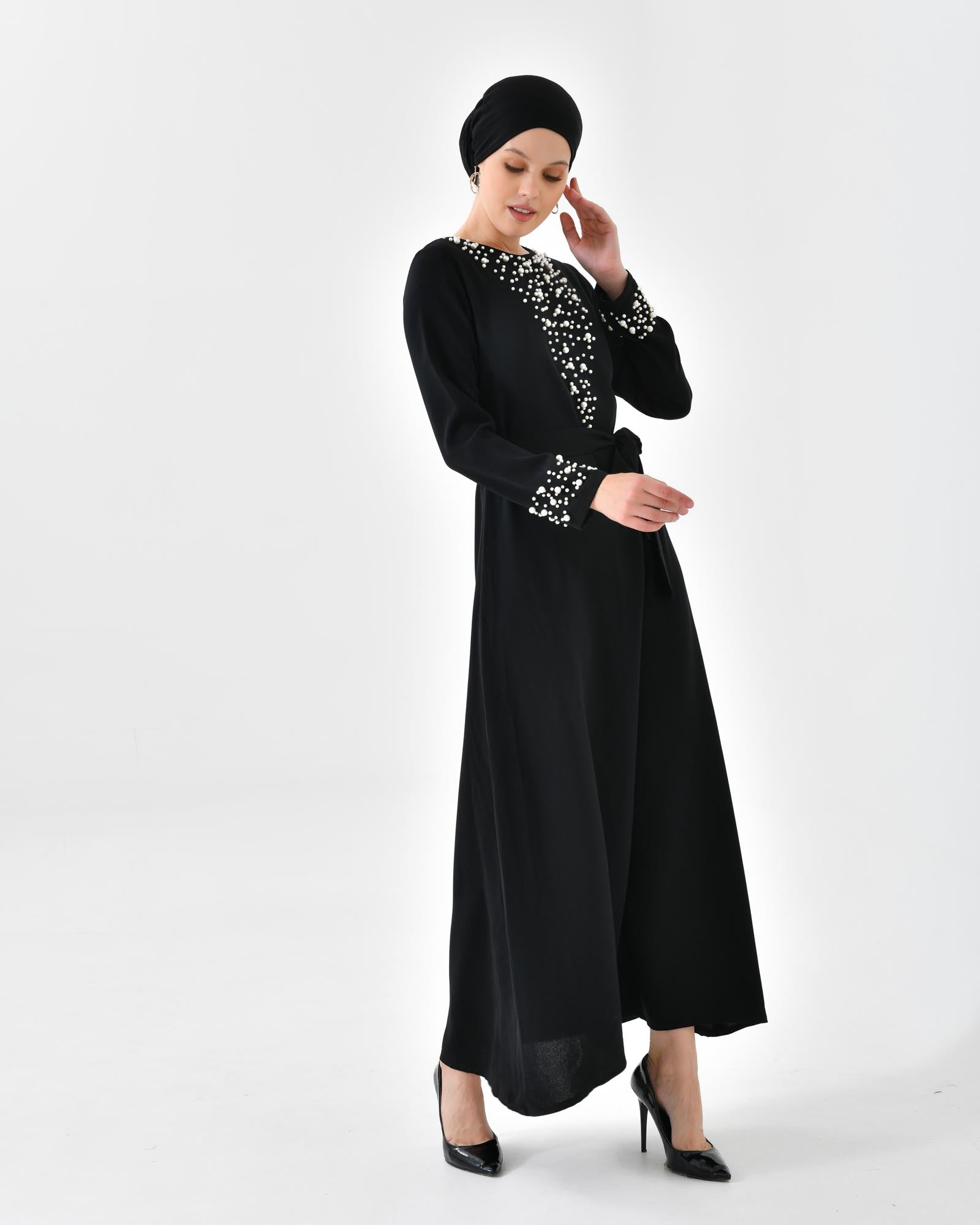 Hijab- Kleid einfärbiges Kleid mit Perlen am Brust und am Handgelenk
