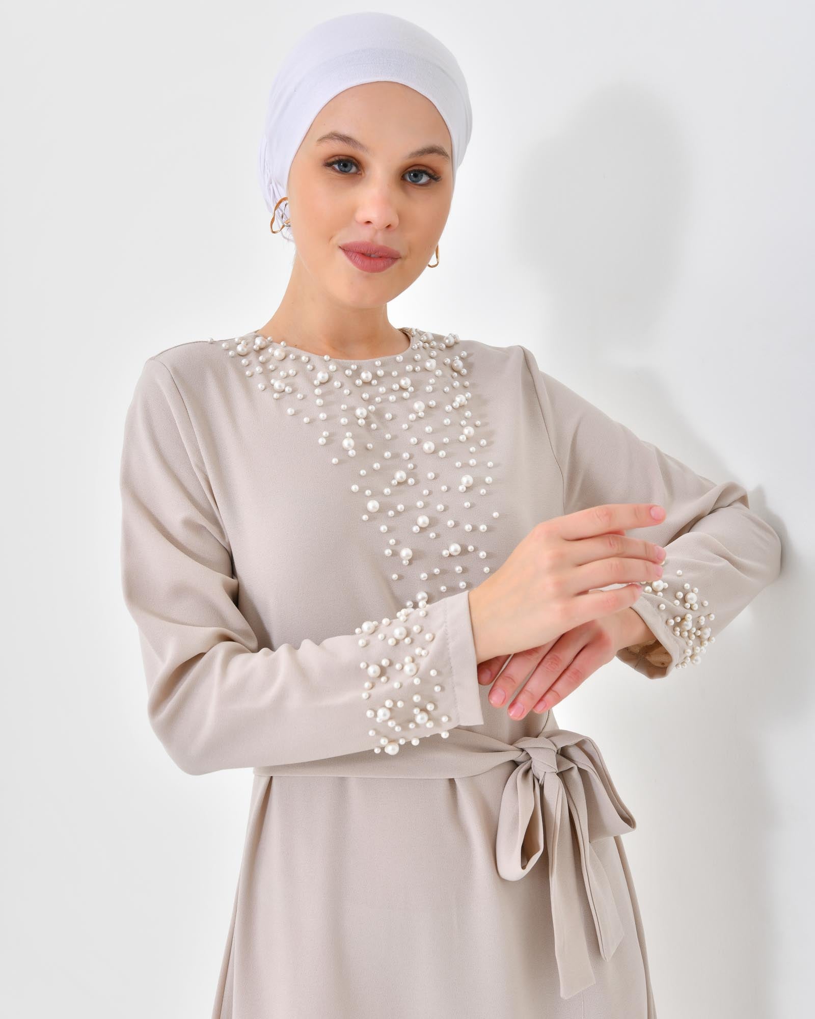Hijab- Kleid einfärbiges Kleid mit Perlen am Brust und am Handgelenk