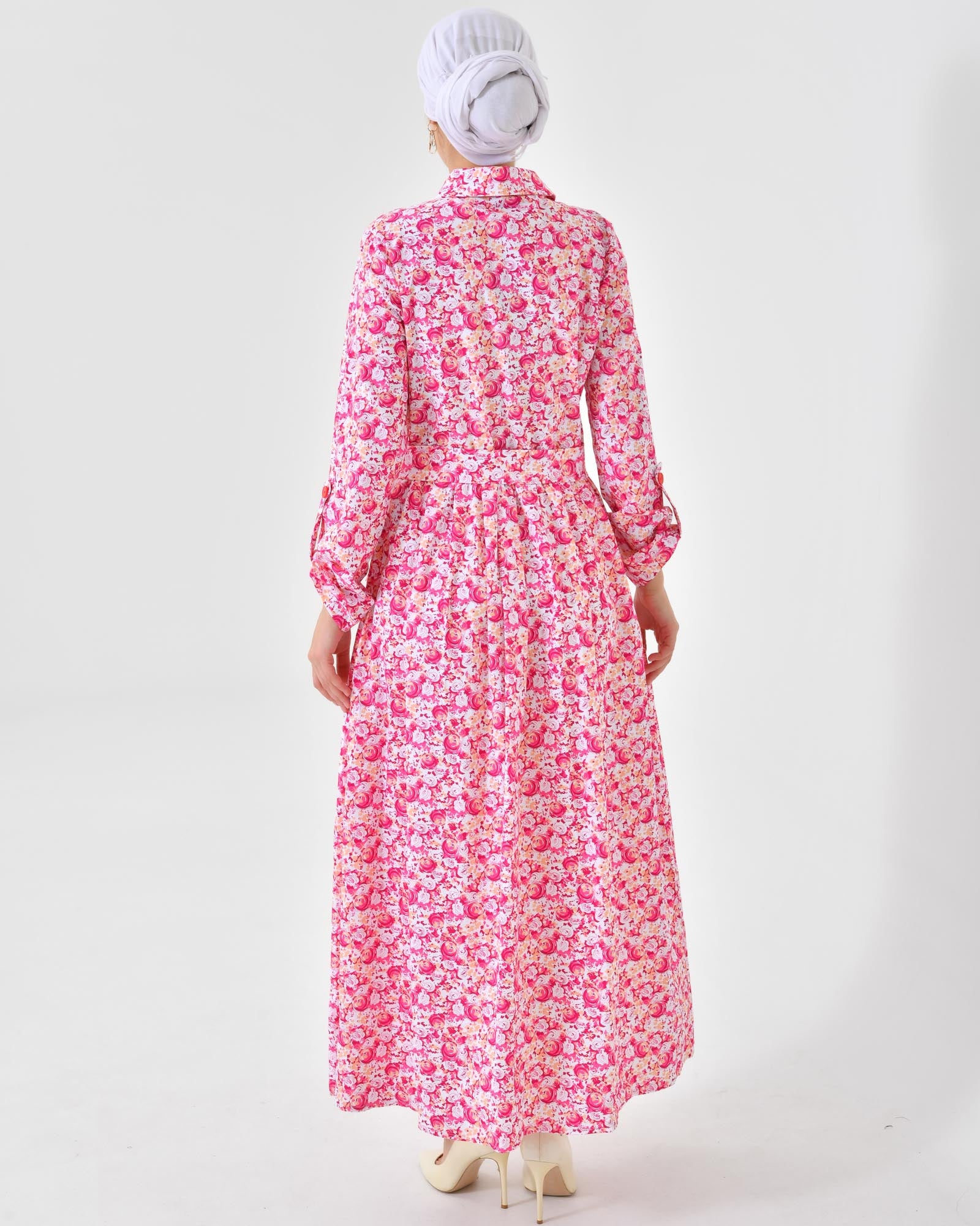 Hijab- Kleid aus Hemdstoff mit Blumenmuster und Knopfverschluss