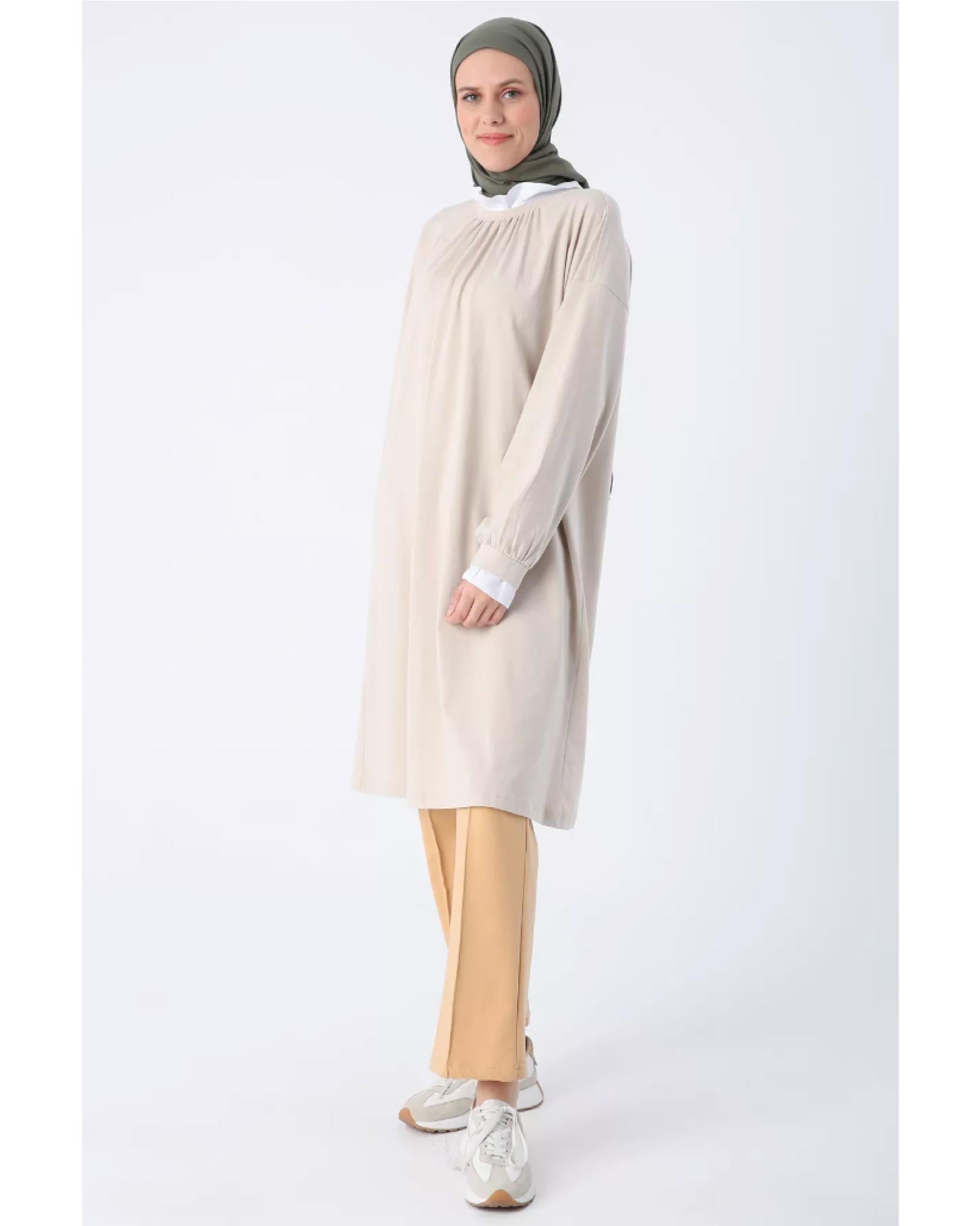 Hijab- Die Baumwoll-Tunika mit gerüschten Details und einem aufrecht stehenden Kragen