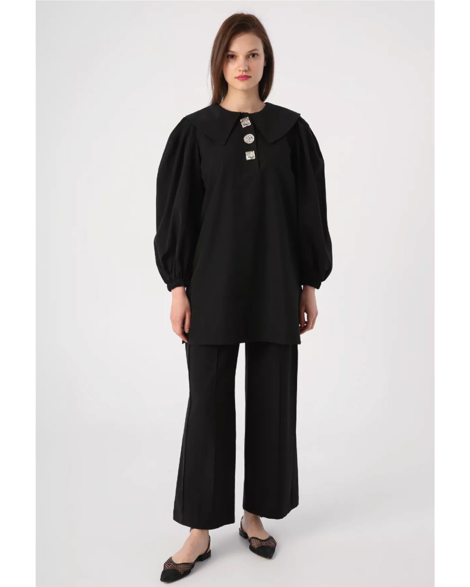 Hijab two-piece set consisting of a blouse with a large collar and gold-colored buttons and trousers