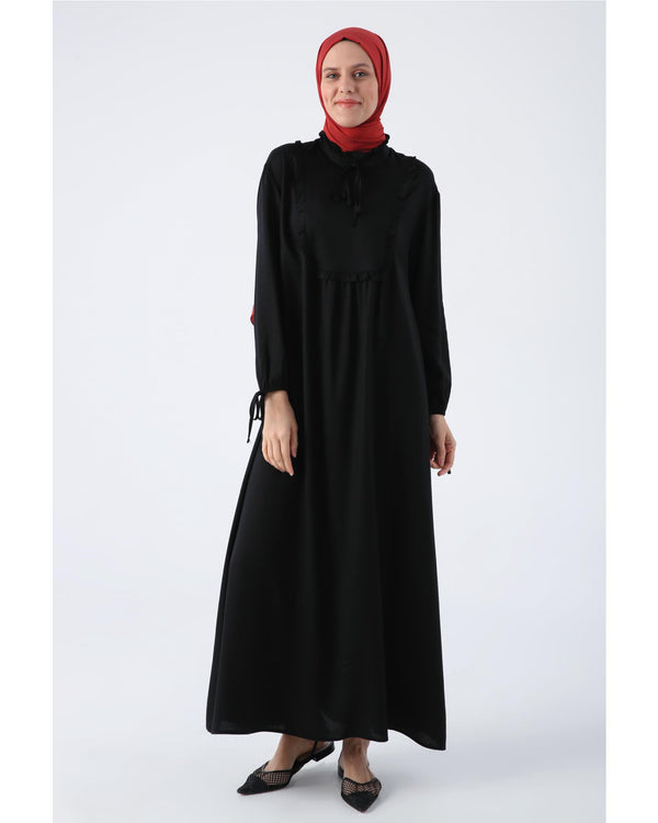 Hijab- Kleid aus Viskose mit Faltendetails am Ausschnitt und am Saum sowie Reißverschluss
