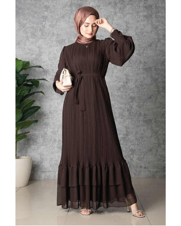 "Anmut in Plissee: Ein Hijabi Kleid mit aus Tüllstoff mit Gürtel für einen mit bezaubernden Look."