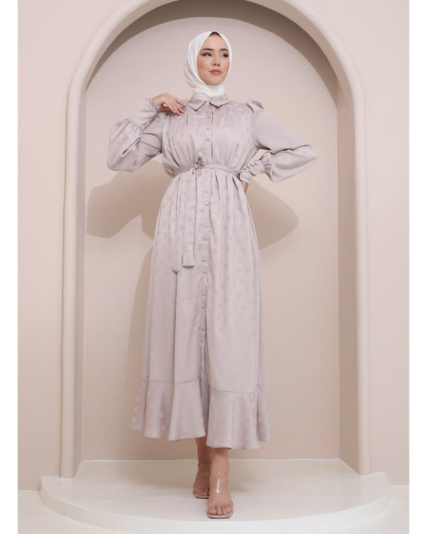 Hijab-Satin Kleid mit Pünktchenmuster, vorne durchgeknöpft und mit gerüschtem Saum