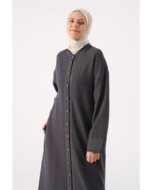Hijab- Abaya mit Stehkragen und Nahtdetails