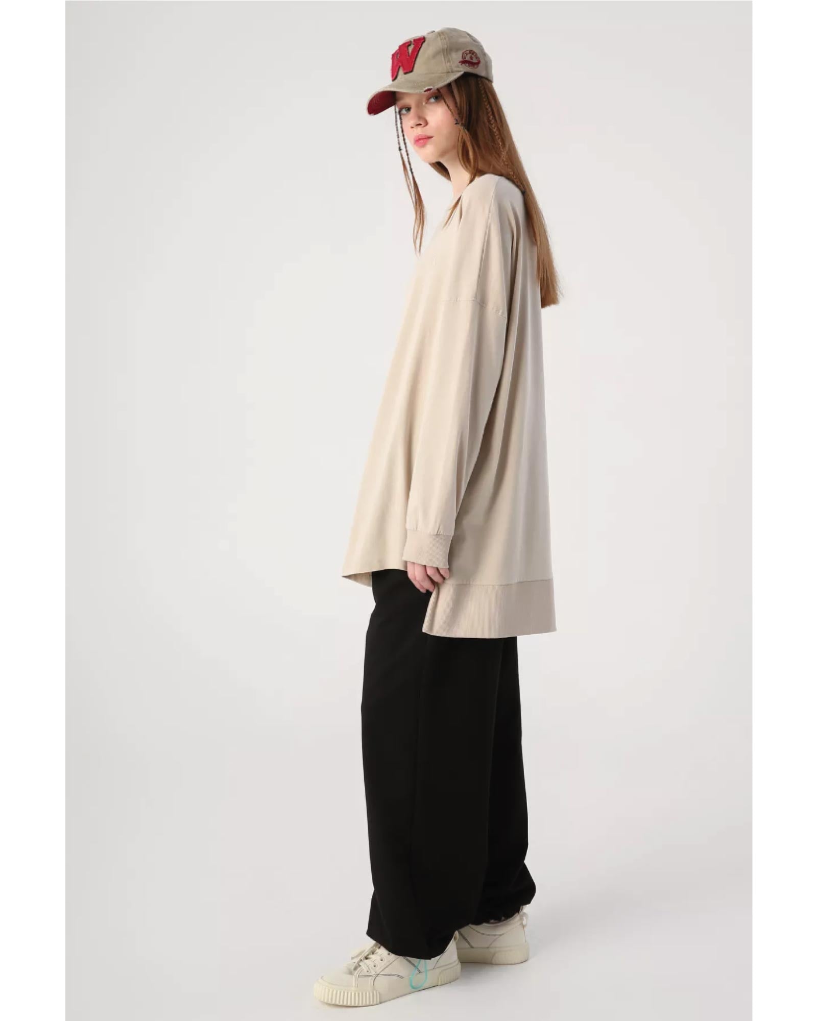 Hijab- Sweatshirt mit Rundhalsausschnitt, gerippten Bündchen und verlängertem Rücken