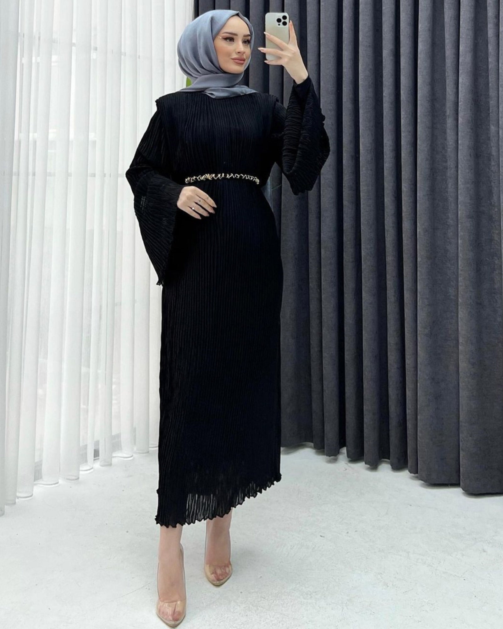 Hijab Kleid mit Futter, Gürtel mit Ketten-Details und Plissee