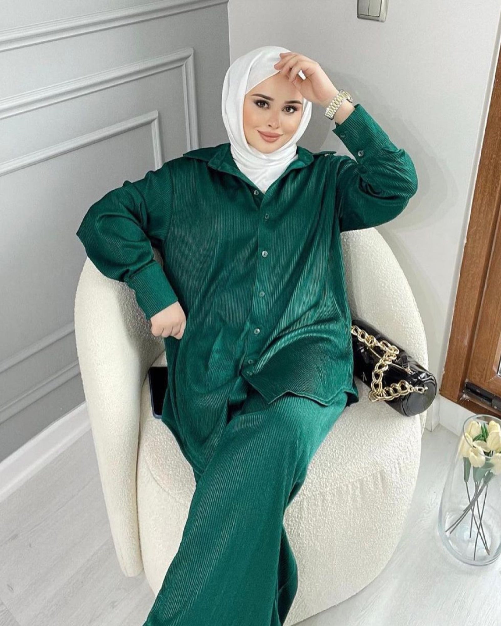 Hijab- Zweiteiler aus Satinstoff mit Linienmuster