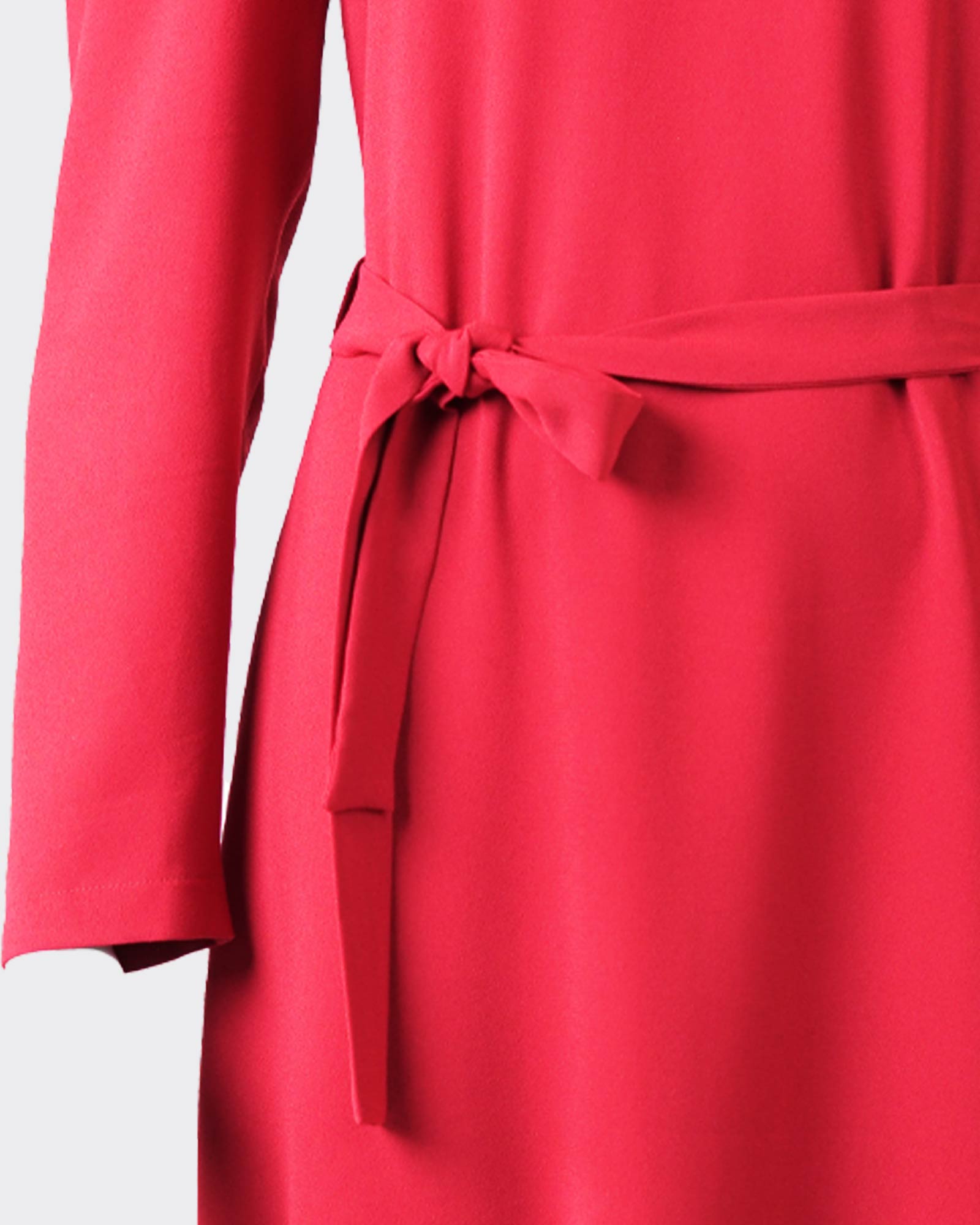 Kleid mit drapierten Schultern, Quastenkragen