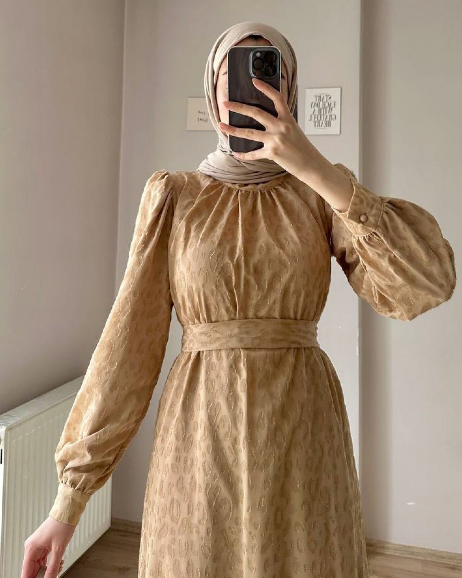 Gefüttertes Leopardenmuster Pailletten Hijab Kleid