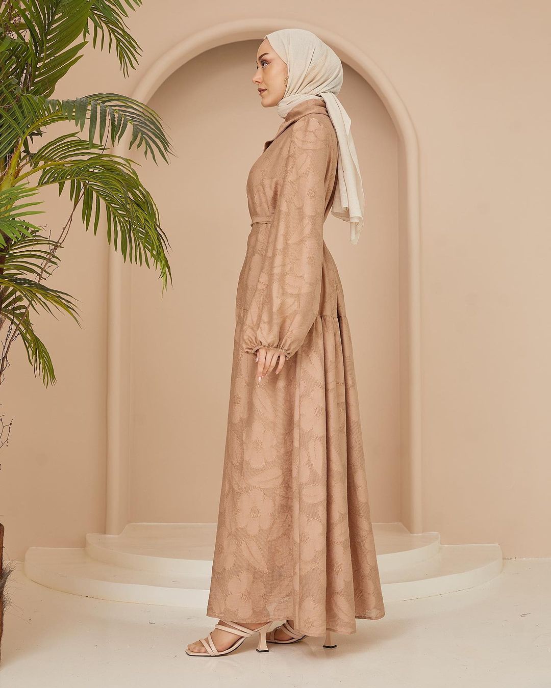 Hijab - Kleid lang mit Blumenmuster und Knopfdetail im Oberteil