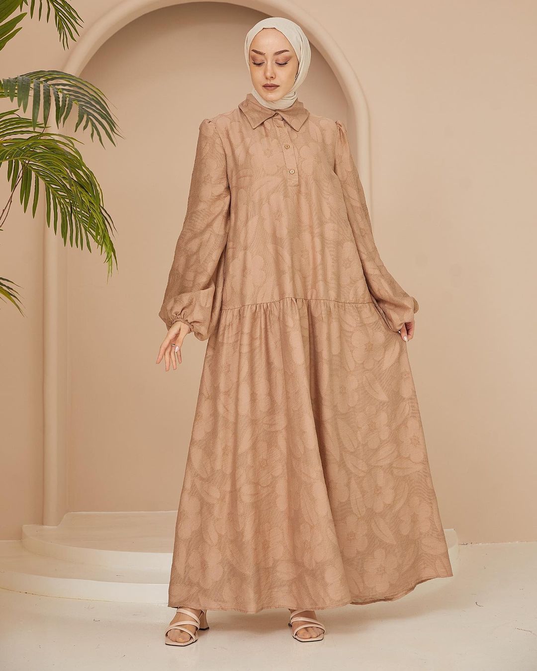 Hijab - Kleid lang mit Blumenmuster und Knopfdetail im Oberteil
