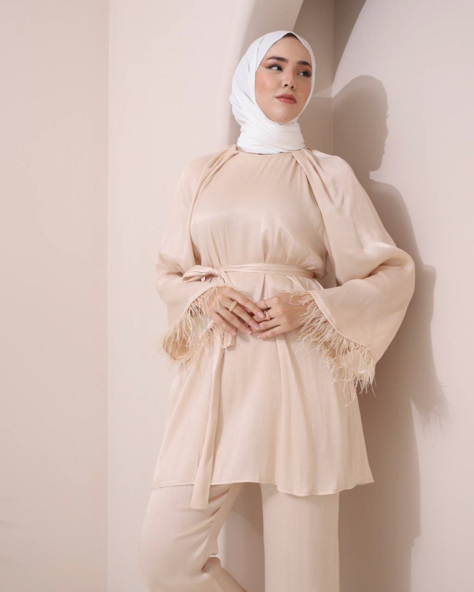 Hijab-Zweiteiler Satin Stoff mit Federverzierung an den Ärmeln