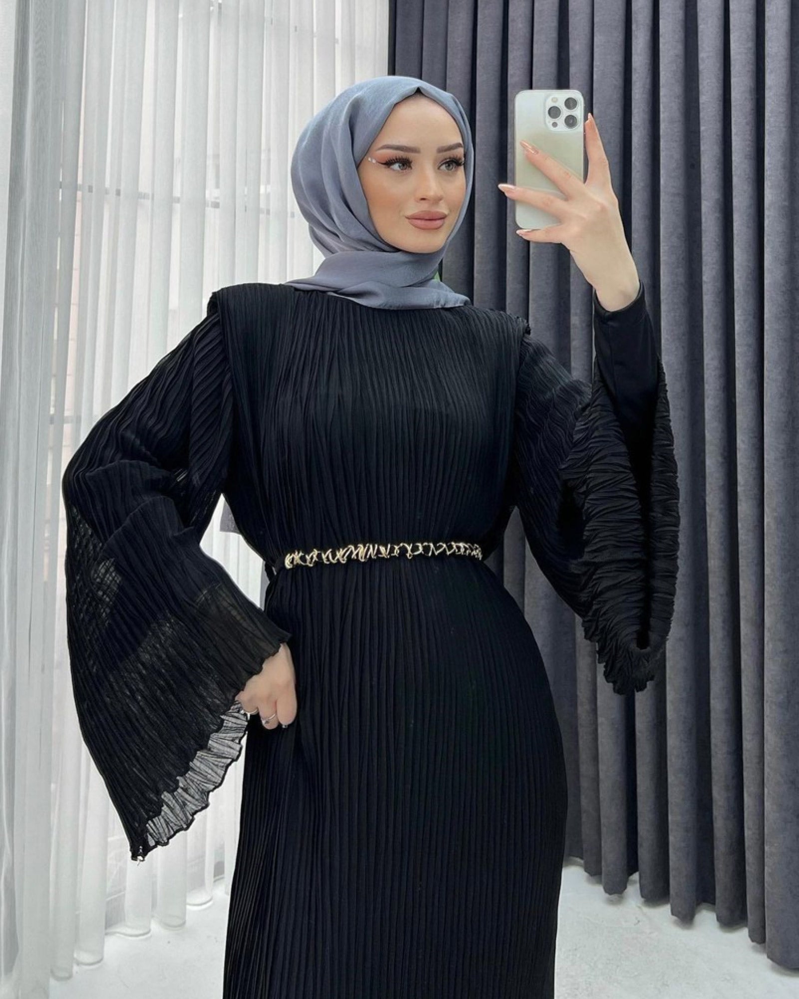 Hijab Kleid mit Futter, Gürtel mit Ketten-Details und Plissee