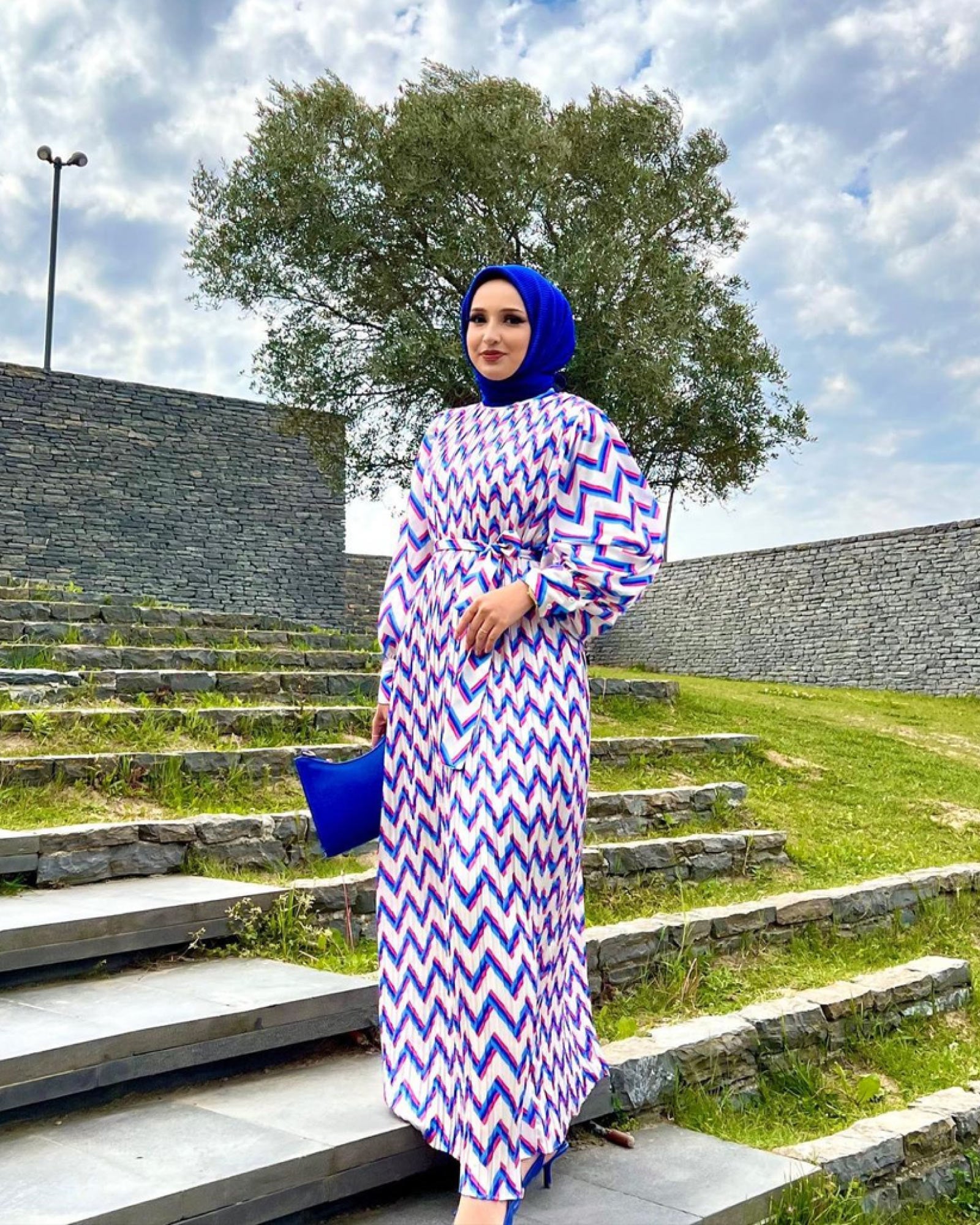 Damenkleidung Hijab Sommerkleid Satinstoff und gefüttert, mit Gürtel