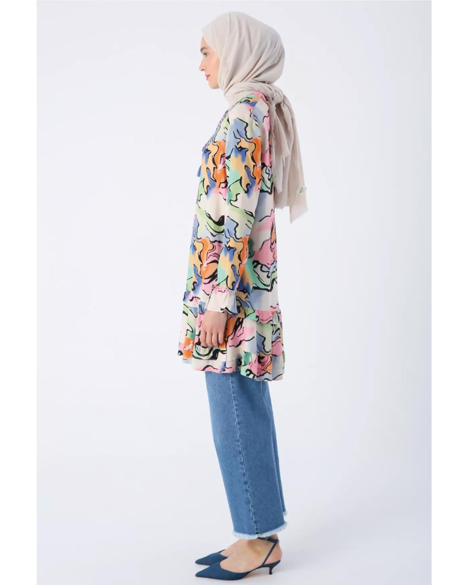 Viscose hijab tunic with pleated details at the neckline, sleeves and hem, as well as a pattern and zip closure