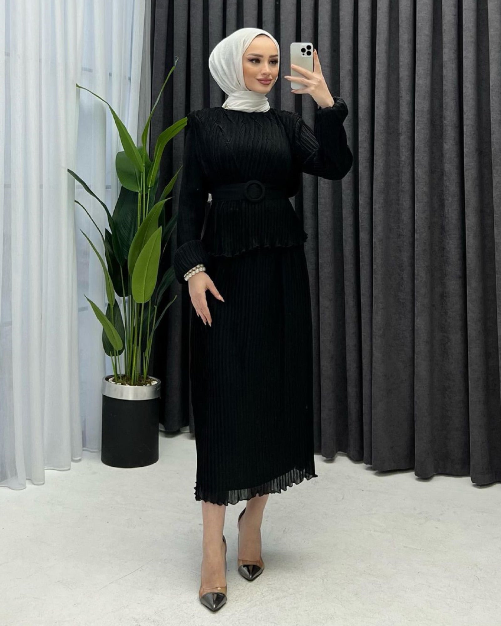 Hijab-Zweiteiler: Plissierter Stoff, Bluse mit Gürtel und gepolsterten Schultern, Rock mit Innenfutter