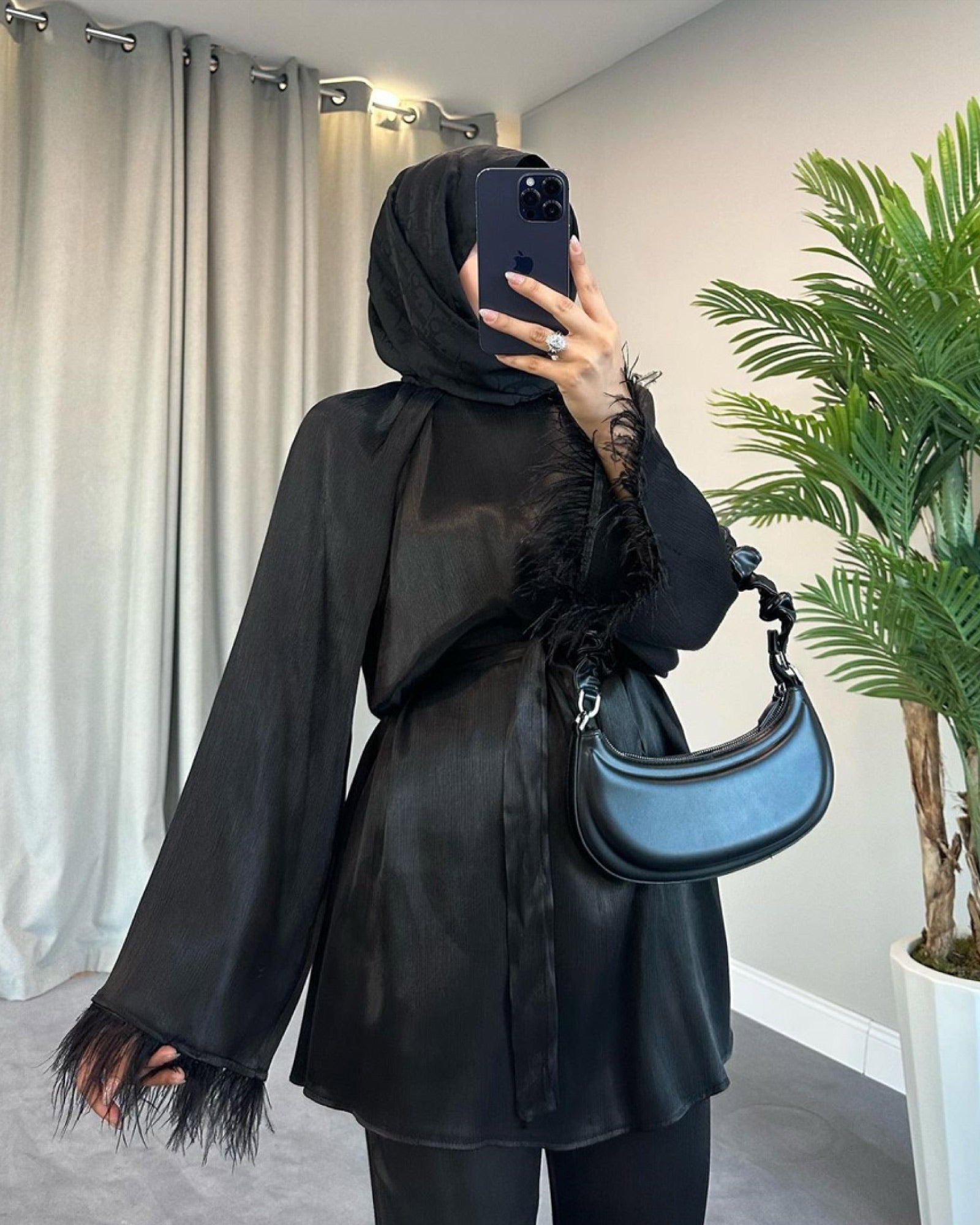 Hijab-Zweiteiler Satin Stoff mit Federverzierung an den Ärmeln