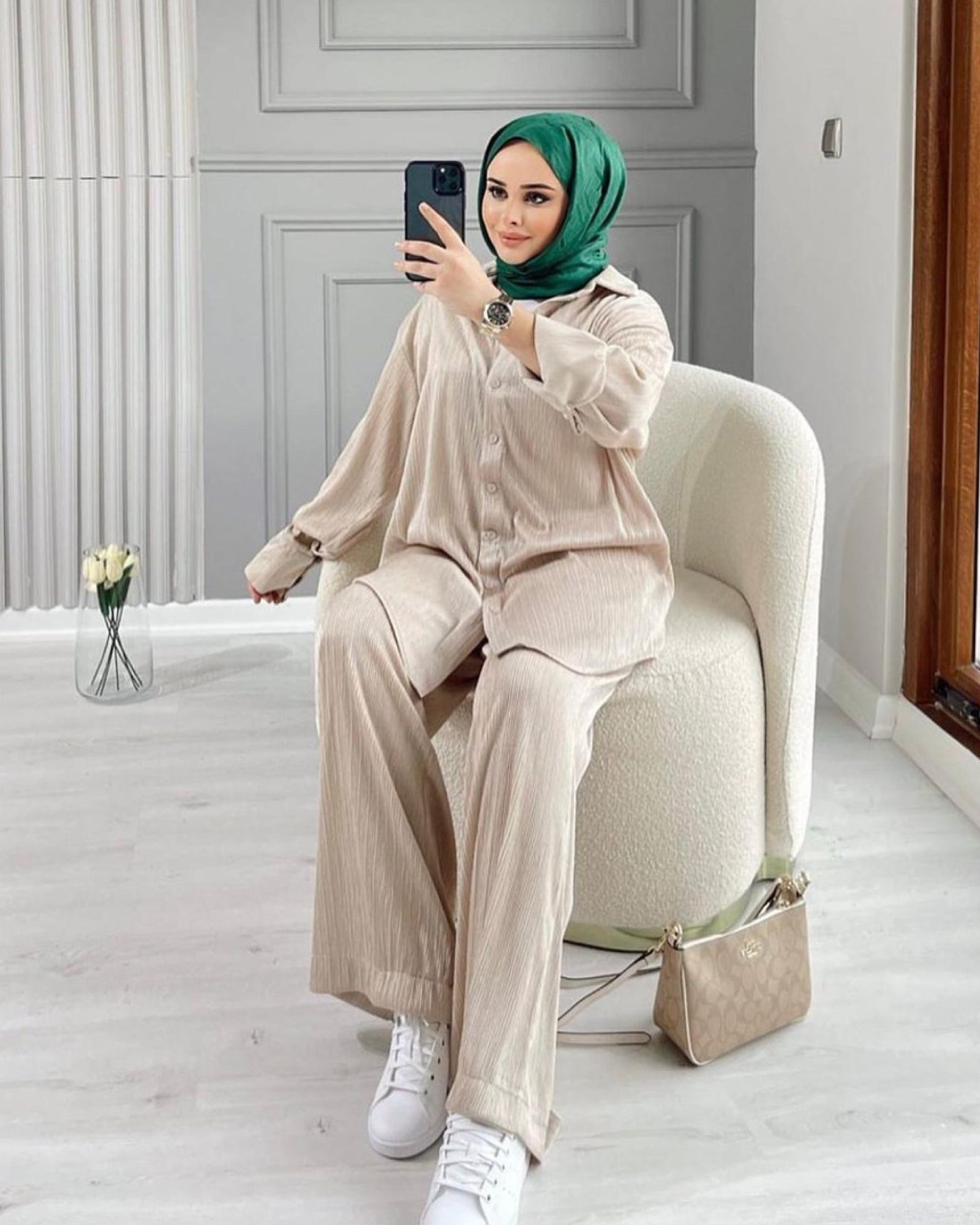 Hijab- Zweiteiler aus Satinstoff mit Linienmuster