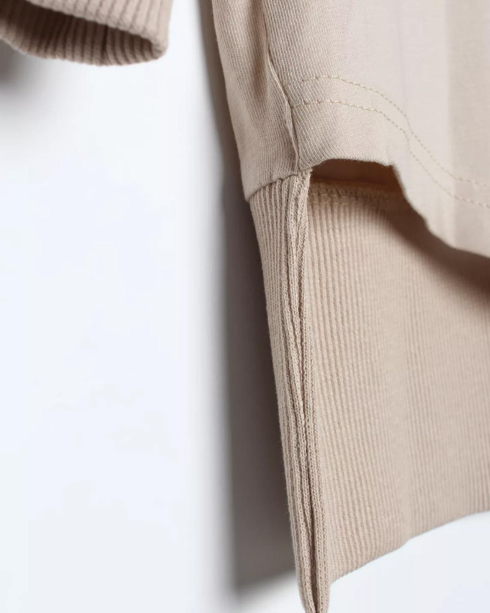 Hijab- Sweatshirt mit Rundhalsausschnitt, gerippten Bündchen und verlängertem Rücken
