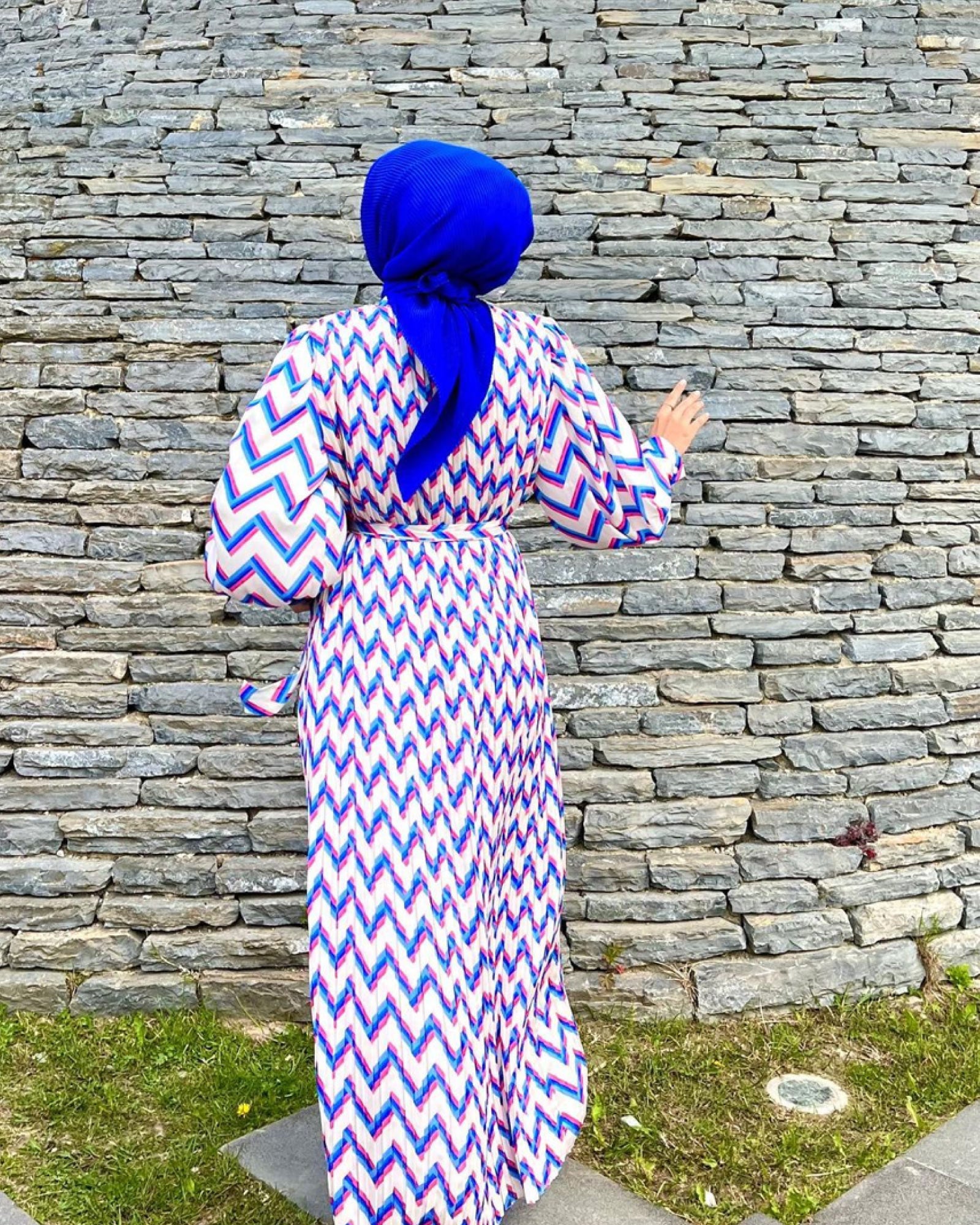 Damenkleidung Hijab Sommerkleid Satinstoff und gefüttert, mit Gürtel