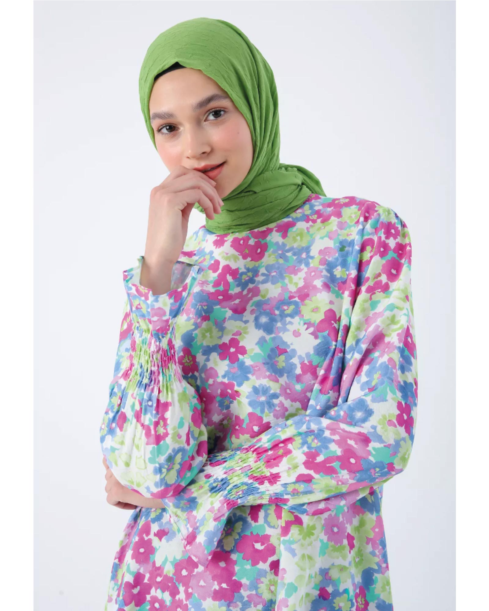 Hijab- Viskose-Rock mit Rüschen am Saum und gemustertes Tunika mit Rüschen an den Ärmeln