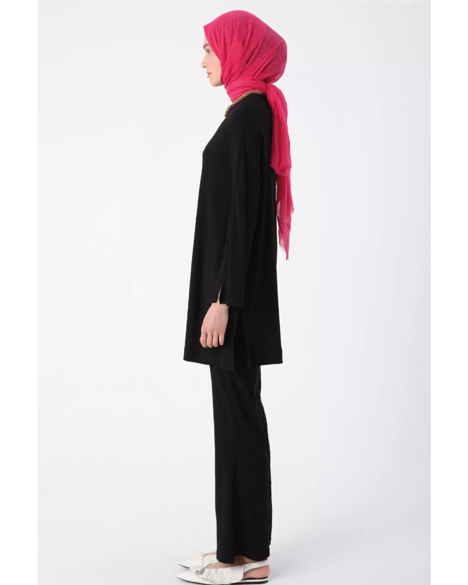 Hijab tunic pants two-piece set with sleeves and side slits and a round neckline