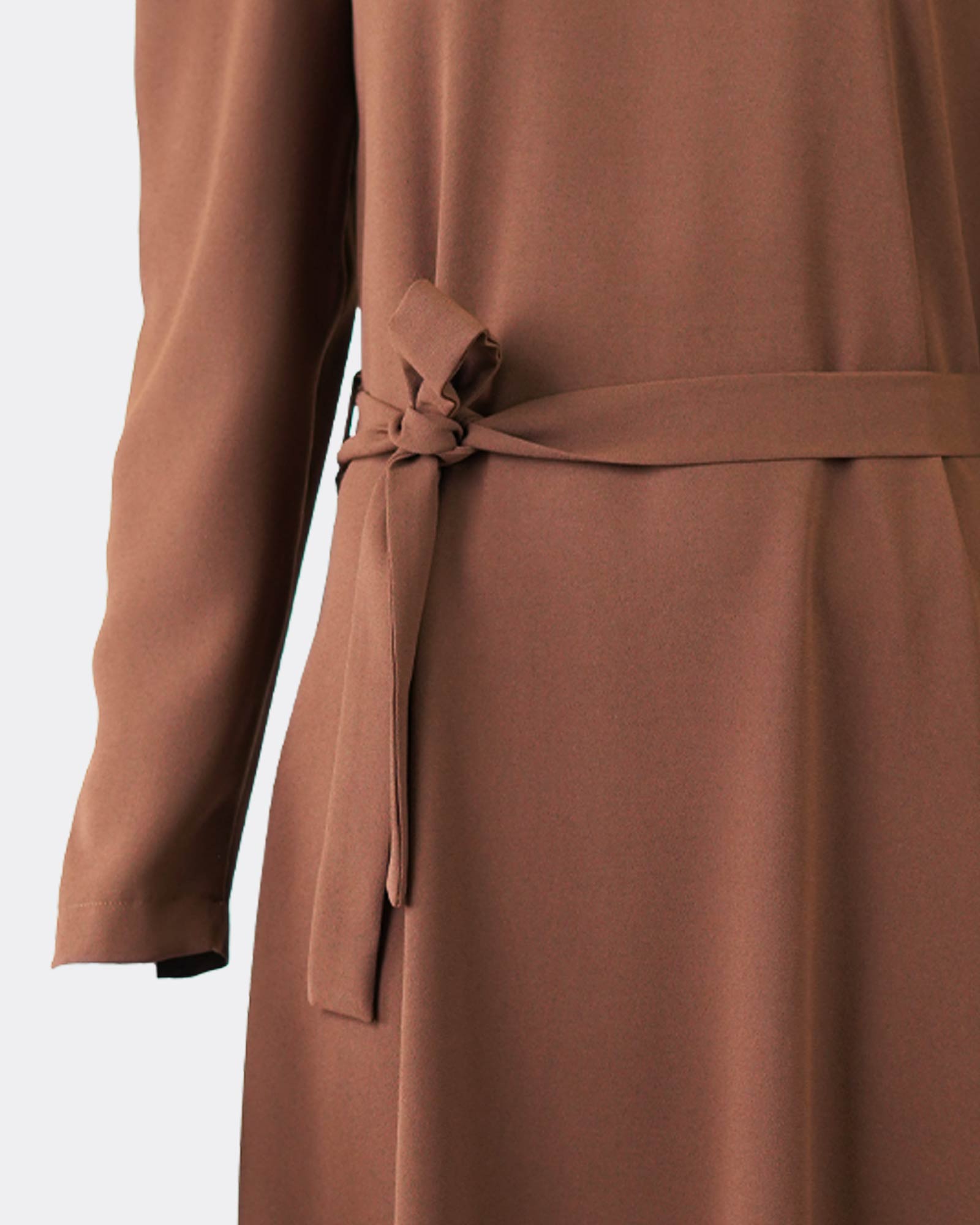 Kleid mit drapierten Schultern, Quastenkragen