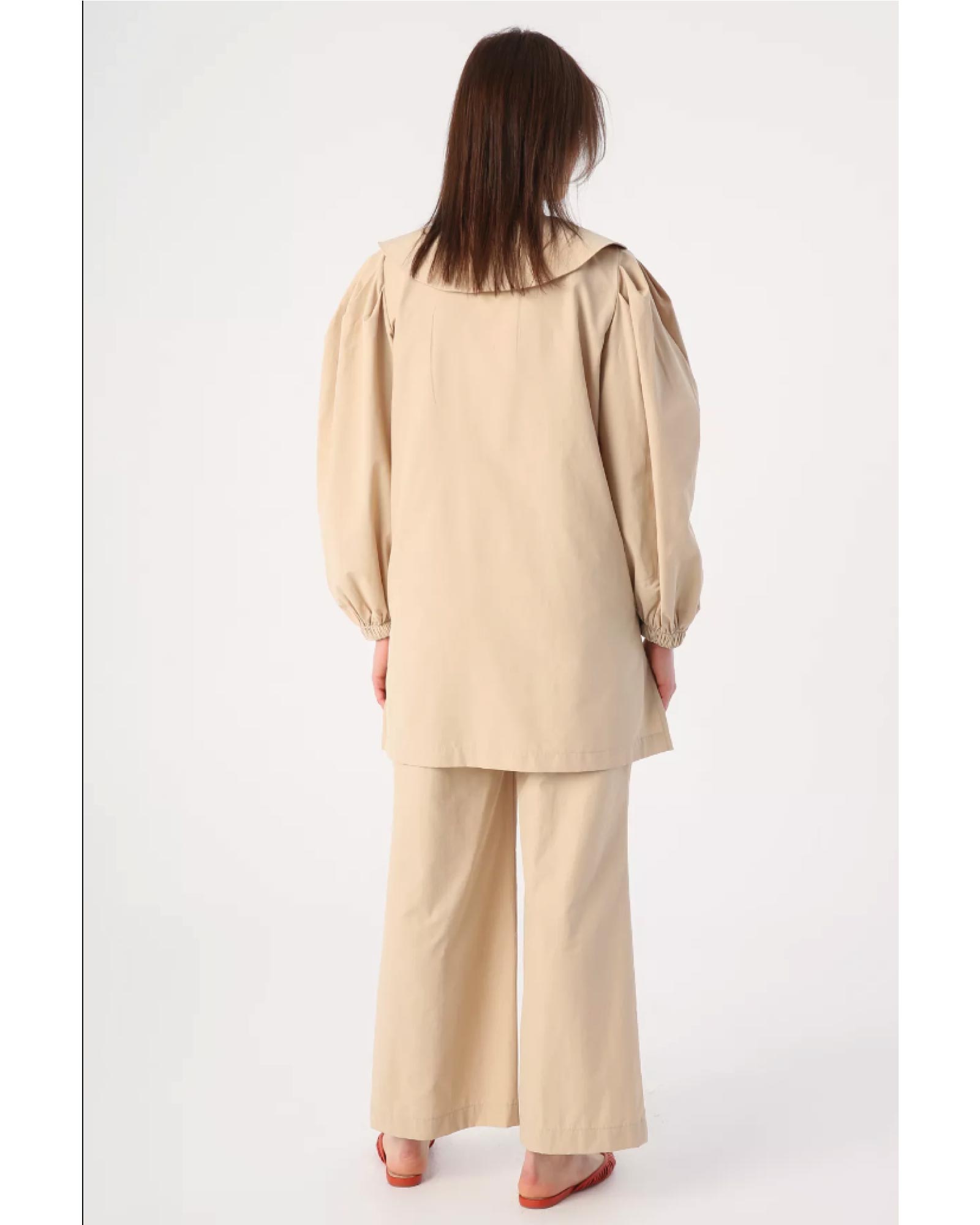 Hijab two-piece set consisting of a blouse with a large collar and gold-colored buttons and trousers
