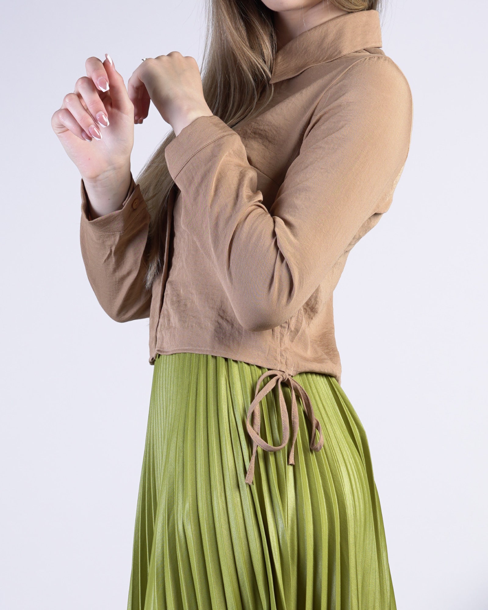 Hijab- Hemd mit Knopfverschluss und Tunnelanzug an der Seiten