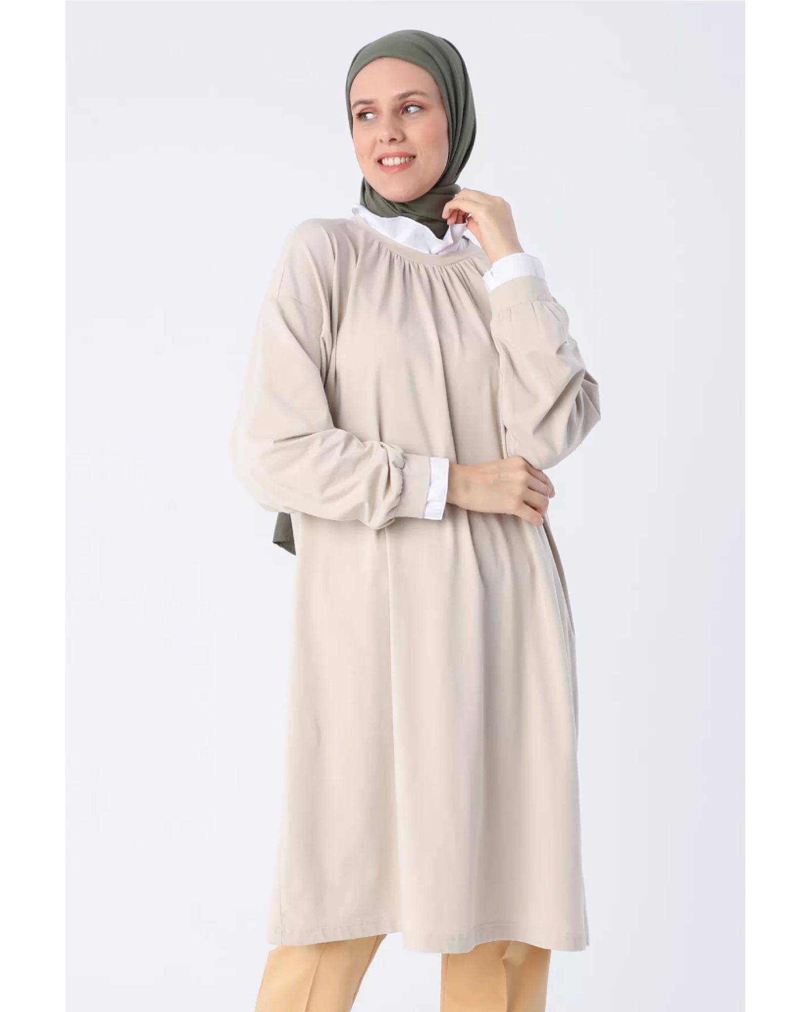 Hijab- Die Baumwoll-Tunika mit gerüschten Details und einem aufrecht stehenden Kragen