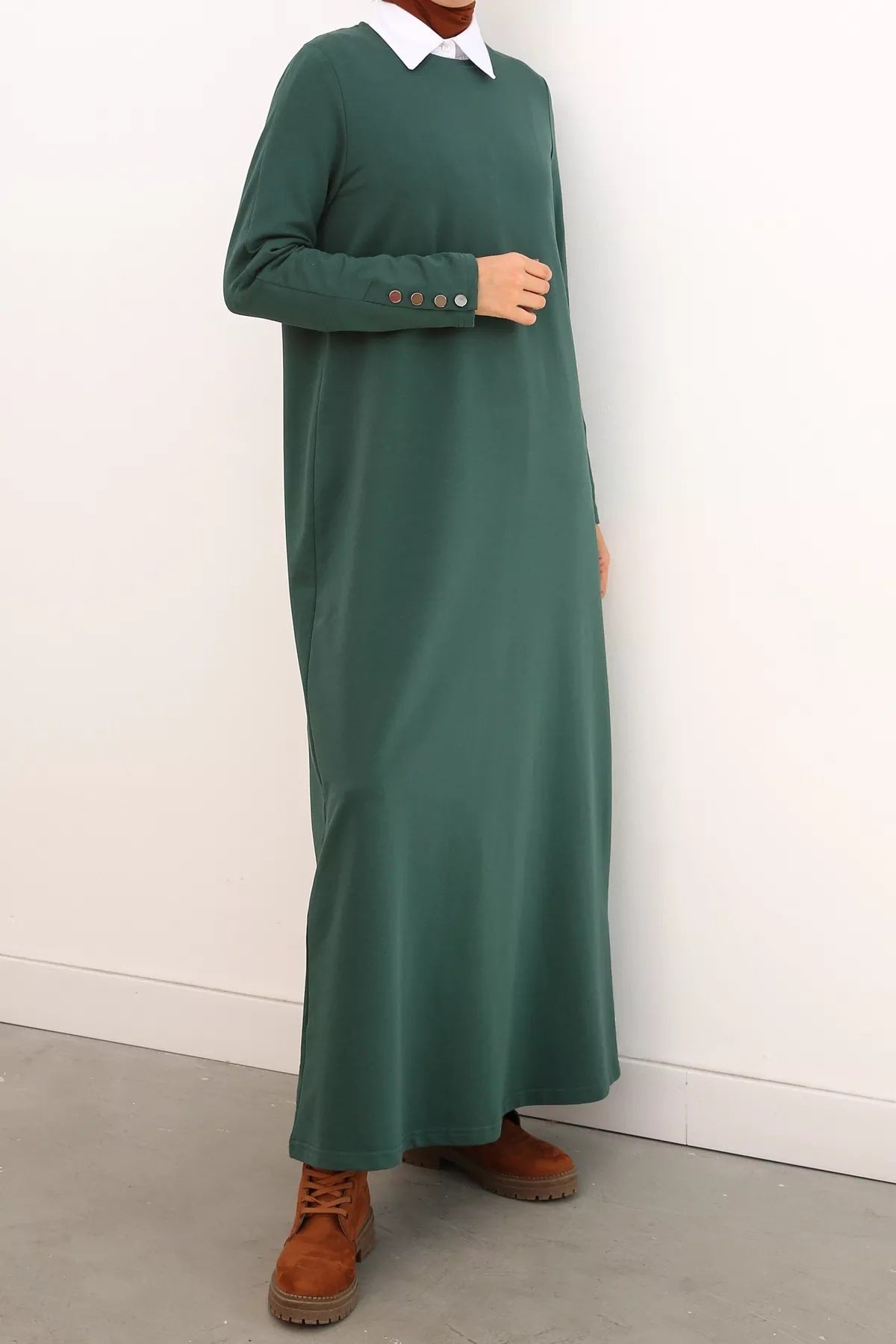 Dress with buttoned sleeves