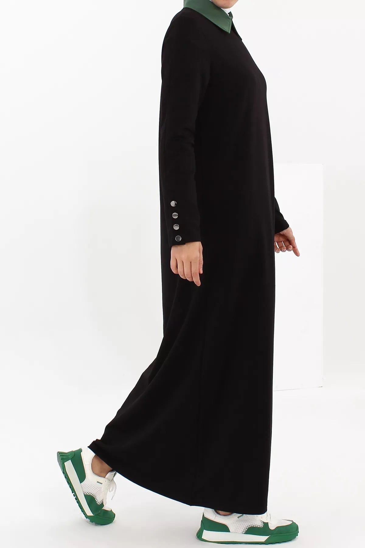 Dress with buttoned sleeves