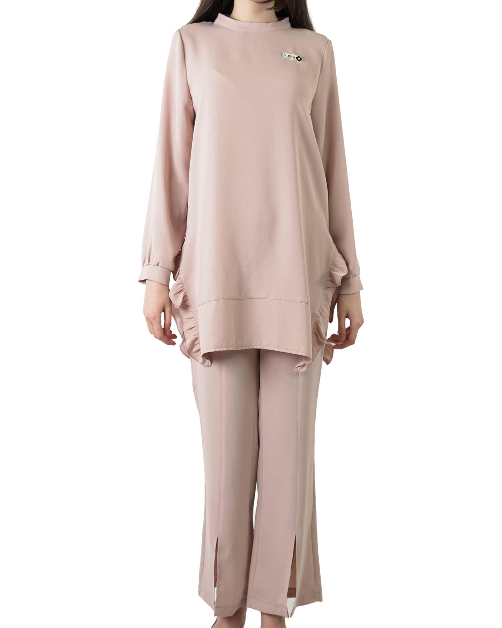 Two-piece set with blouse with ruffle details and pants with slits