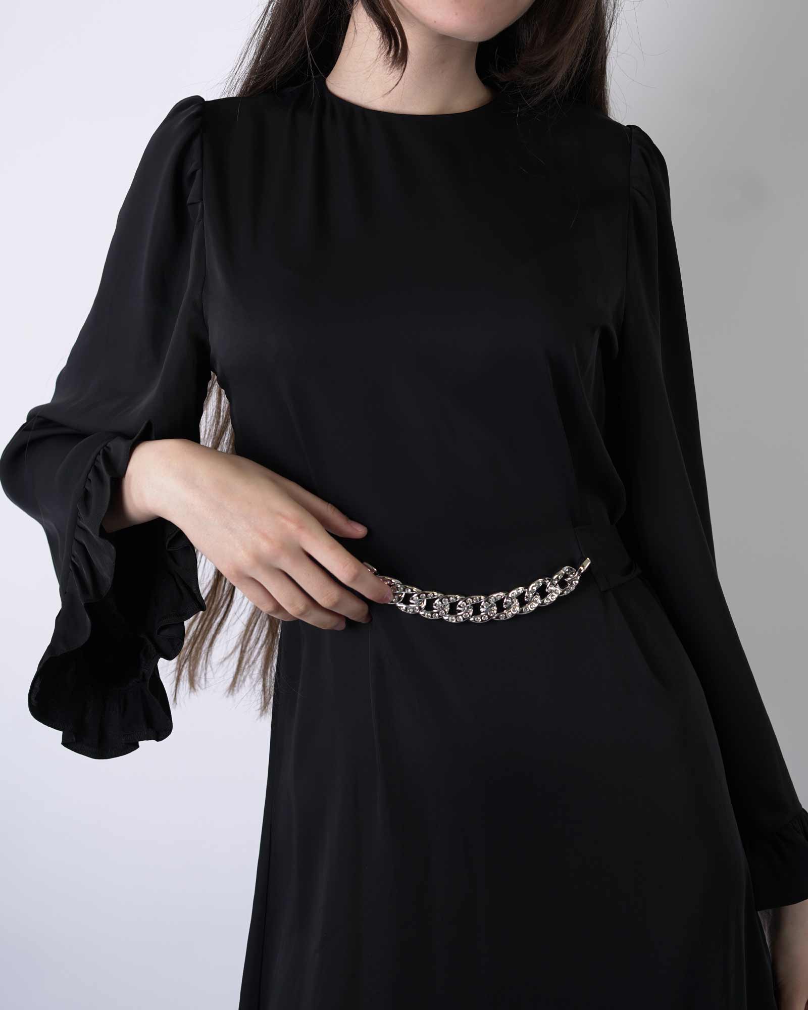 Kleid mit plissierten Ärmeln und Kettengürtel-Detail